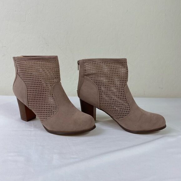 Chase & Chloe 10M tan Booties with faux suede uppers and stacked wooden heel - Picture 5 of 8
